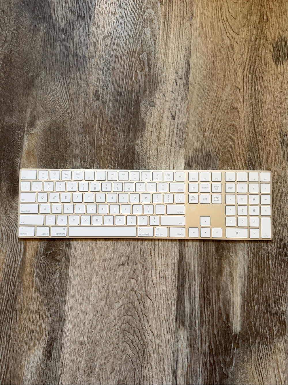 APPLE Wireless Numeric Keyboard in silver and White - Slim Design